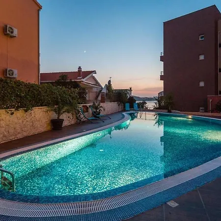 Luxury Black&white With Pool تروغير