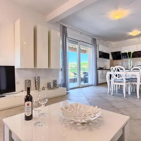 Lejlighed Luxury Black&white With Pool Trogir