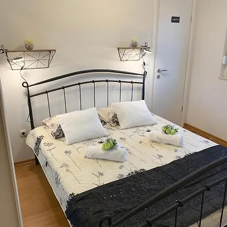 Luxury Black&white With Pool דירה טרוגיר