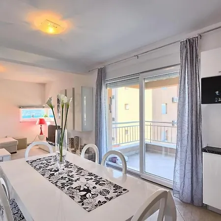 Luxury Black&white With Pool דירה *