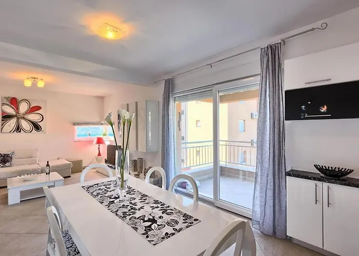 Luxury Black&white With Pool Apartment *