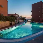 Luxury Black&white With Pool Τρογκίρ