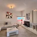 Διαμέρισμα Luxury Black&white With Pool Τρογκίρ