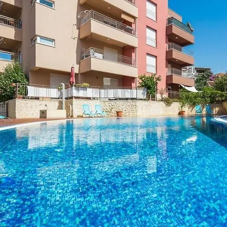 Luxury Black&white With Pool Appartement