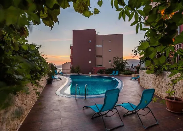 Luxury Black&white With Pool Lägenhet